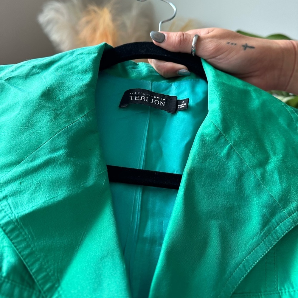Teri Jon Sleeveless Belted Trench Dress – Emerald Green – Size 2 - Picture 4 of 15